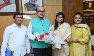 रायपुर : राज्यपाल श्री डेका से अखिल भारतीय व्यापारिक परिसंघ महिला इकाई के सदस्यों ने सौजन्य भेंट की