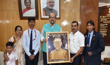 रायपुर : राज्यपाल श्री डेका को मड़ानार स्कूल के बच्चों ने काष्ठ कला से निर्मित पोट्रेट भेंट की