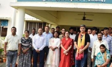 किसानों को सफरी-17 धान की उत्परिवर्तित किस्म विक्रम-टीसीआर के उन्नत गुणों के बारे में बताया