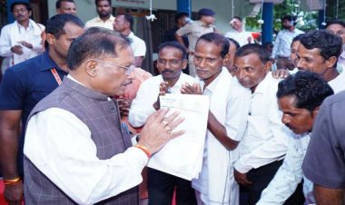 रायपुर : मुख्यमंत्री श्री विष्णु देव साय को दीपपर्व की शुभकामनाएं देने बगिया में लगा रहा तांता