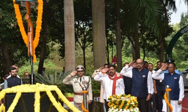 राज्यपाल श्री रमेन डेका और मुख्यमंत्री श्री विष्णु देव साय ने शहीद वाटिका पहुंचकर शहीद जवानों को दी श्रद्धांजलि
