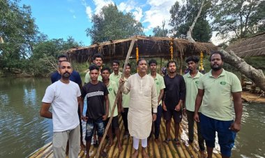 रायपुर : तीरथगढ़ में बांस की नाव पर रोमांच