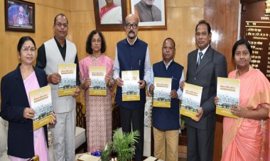 रायपुर : राज्यपाल श्री डेका को लोक सेवा आयोग की अध्यक्ष सुश्री शांडिल्य ने वार्षिक प्रतिवेदन सौंपा