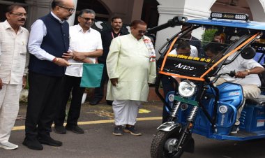 रायपुर : राज्यपाल श्री डेका ने सरस्वती शिक्षा संस्थान को प्रदान किए चार ई-रिक्शे