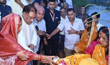 रायपुर : मुख्यमंत्री श्री साय ने जशपुर में दुलदुला छठ घाट में सूर्य को दिया अर्घ्य: प्रदेश की सुख-समृद्धि और खुशहाली की कामना की