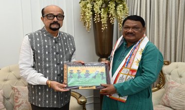 रायपुर : राज्यपाल श्री रमेन डेका से जनजातीय मामलों के केन्द्रीय मंत्री श्री ओराम नेे सौजन्य भेंट की