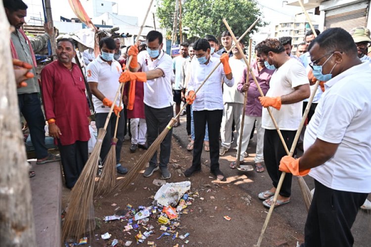 रायपुर : राजस्व मंत्री श्री टंक राम वर्मा ने खेल मैदान में सफाई कर दिया स्वच्छता का संदेश