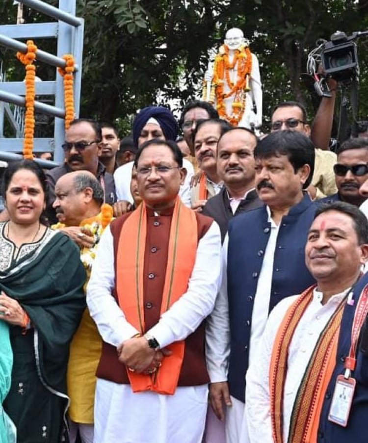 मुख्यमंत्री श्री विष्णुदेव साय ने राष्ट्रपिता महात्मा गांधी और पूर्व प्रधानमंत्री श्री लाल बहादुर शास्त्री की प्रतिमा पर किया माल्यार्पण