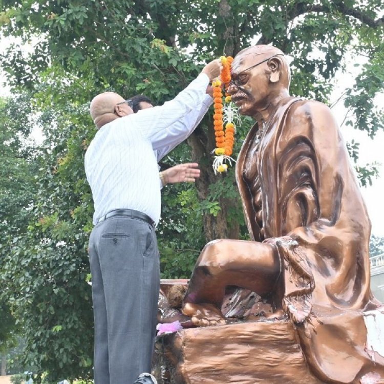 गरियाबंद : कलेक्टर श्री भगवान सिंह उइके ने महात्मा गांधी की प्रतिमा पर किया माल्यार्पण