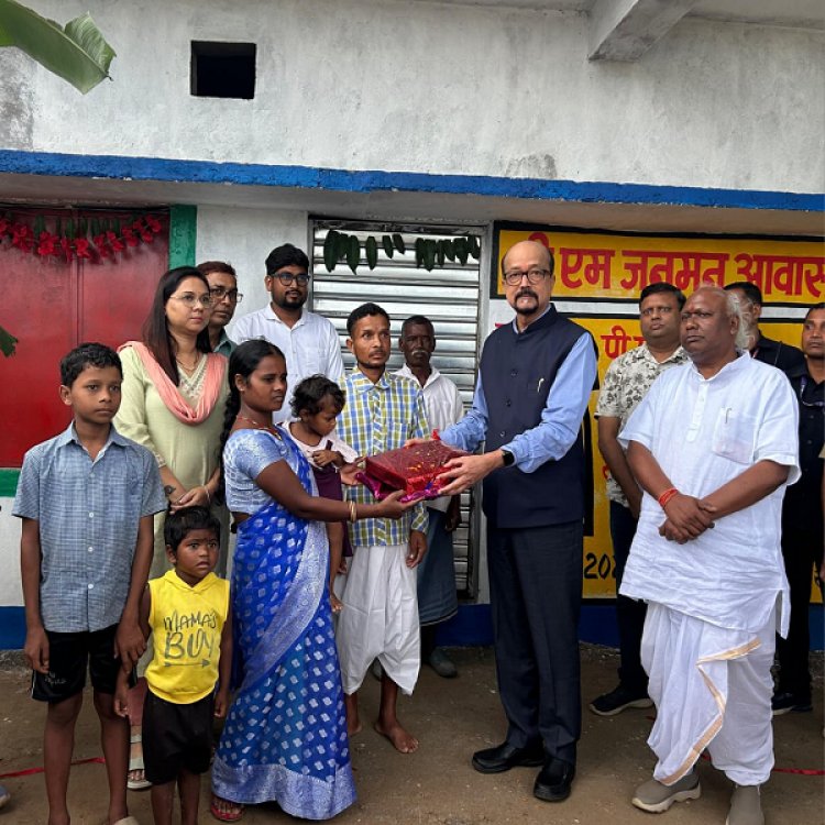 रायपुर : राज्यपाल ने पीएम जनमन आवास हितग्राही को सौंपी चाबी