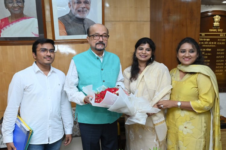 रायपुर : राज्यपाल श्री डेका से अखिल भारतीय व्यापारिक परिसंघ महिला इकाई के सदस्यों ने सौजन्य भेंट की