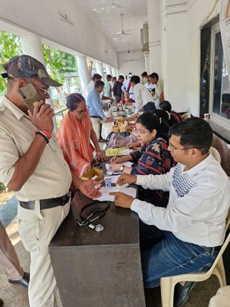 आयुष चिकित्सा शिविर का का लाभ सैकड़ों लोगों ने उठाया