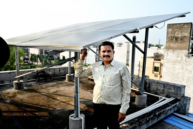 रायपुर : घर की छत बनी मिनी पावर हाउस- ओमप्रकाश