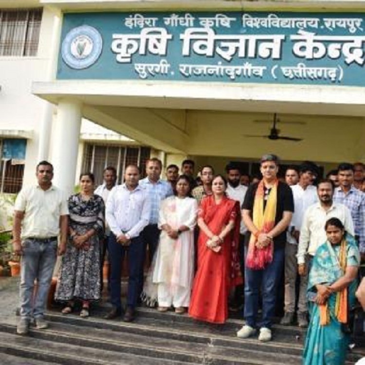 किसानों को सफरी-17 धान की उत्परिवर्तित किस्म विक्रम-टीसीआर के उन्नत गुणों के बारे में बताया