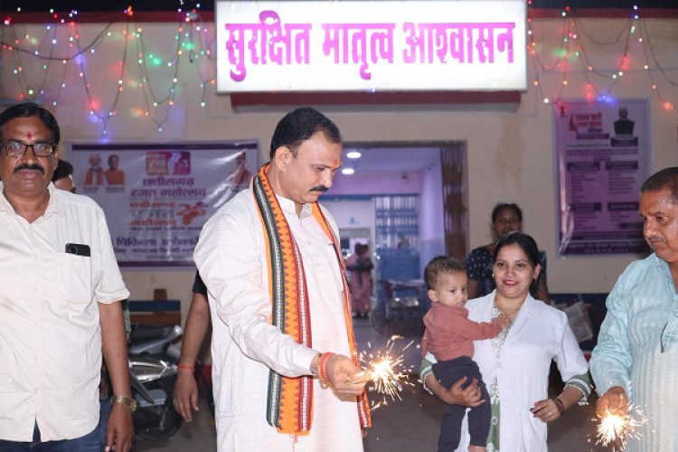 स्वास्थ्य मंत्री श्री श्याम बिहारी जायसवाल ने मरीजों और अस्पताल स्टाफ के साथ मनाई दिवाली, फल और मिठाई किया वितरित