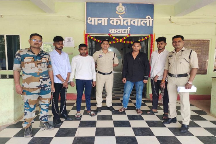 सड़क पर पटाखे फोड़कर शान दिखाना पड़ा भारी: 4 गिरफ्तार, बाकी की तलाश जारी