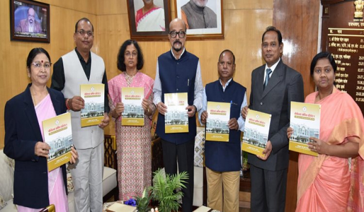 रायपुर : राज्यपाल श्री डेका को लोक सेवा आयोग की अध्यक्ष सुश्री शांडिल्य ने वार्षिक प्रतिवेदन सौंपा