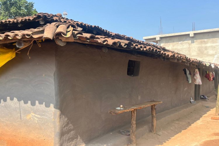 रायपुर : मिट्टी की झोपड़ी से पक्के घर तक : सन्ना गांव की महंती बेक की कहानी