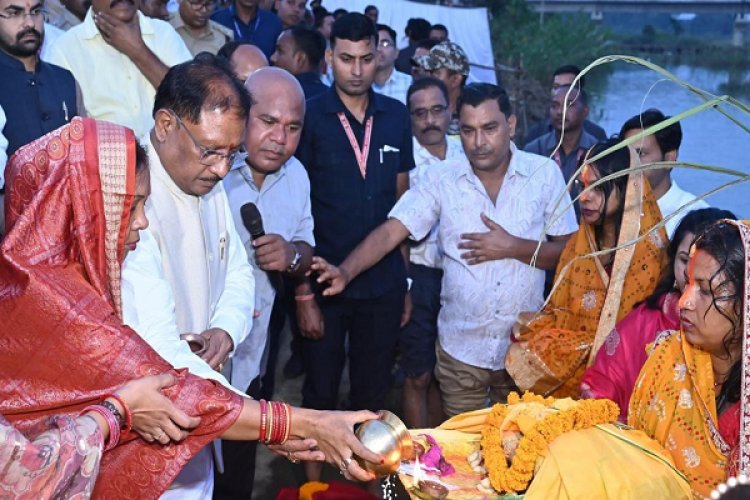 रायपुर : मुख्यमंत्री श्री साय ने जशपुर में दुलदुला छठ घाट में सूर्य को दिया अर्घ्य: प्रदेश की सुख-समृद्धि और खुशहाली की कामना की