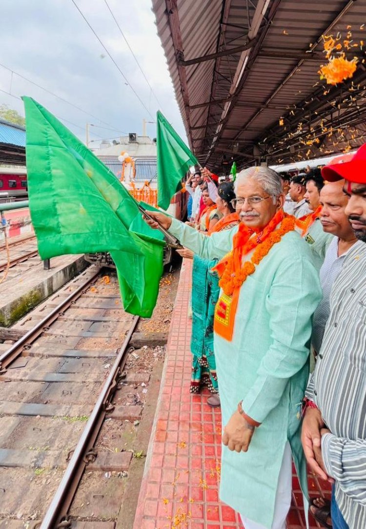 रायपुर : श्रद्धा और उल्लास से भरी स्पेशल ट्रेन से 850 श्रद्धालु हुए अयोध्या धाम के लिए रवाना, हुए भाव-विभोर