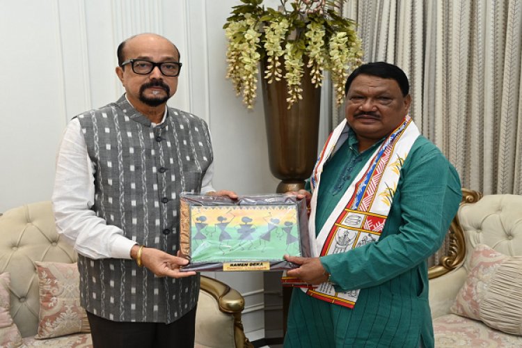 रायपुर : राज्यपाल श्री रमेन डेका से जनजातीय मामलों के केन्द्रीय मंत्री श्री ओराम नेे सौजन्य भेंट की