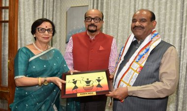 रायपुर : राज्यपाल श्री रमेन डेका ने लोकसभा अध्यक्ष श्री बिड़ला को स्मृति चिन्ह भेंट किया