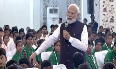 हाथ में माइक थामे PM मोदी, सत्य साईं अस्पताल में बच्चों से बातचीत की