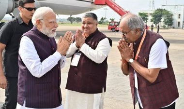 MP बृजमोहन अग्रवाल ने रायपुर विमानतल पर PM मोदी का किया स्वागत