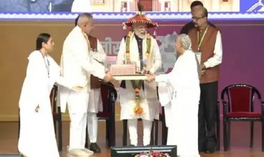 ब्रह्माकुमारी दीदियों ने पीएम मोदी को खुमड़ी पहनाकर किया स्वागत