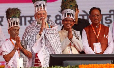 रायपुर : आस्था ने छुआ हृदय : प्रधानमंत्री श्री नरेंद्र मोदी से रामनामी समाज के प्रतिनिधियों की आत्मीय भेंट