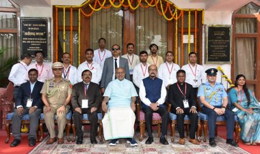 रायपुर : उप राष्ट्रपति ने राजभवन परिवार के साथ कराई फोटोग्राफी