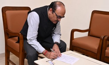 रायपुर : एसआईआर : शुरूआती 5 दिनों में करीब 30 लाख मतदाताओं तक पहुंचे बीएलओ, गणना प्रपत्र वितरित