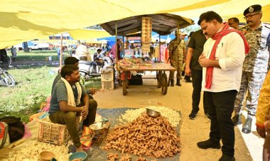 रायपुर : उपमुख्यमंत्री श्री विजय शर्मा पहुंचे गीदम के साप्ताहिक बाजार