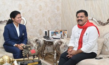 उपमुख्यमंत्री श्री विजय शर्मा मिले वर्ल्ड कप विजेता भारतीय महिला क्रिकेट टीम की फिजियोथेरेपिस्ट आकांक्षा सत्यवंशी से, दी शुभकामनाएं
