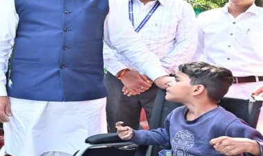 पैरों से चित्र उकेरने वाली पूनम बिटिया के जीवन में मुख्यमंत्री ने भरी नई उम्मीद- अब विशेष विद्यालय में मिलेगा शिक्षण और छात्रवृत्ति