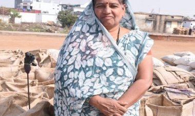 रायपुर : ग्राम मोखला की किसान श्रीमती किरण साहू धान की बिक्री के लिए पहुंची धान उपार्जन केन्द्र भर्रेगांव