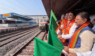 रायपुर : रामलला दर्शन योजना के तहत भारत गौरव स्पेशल ट्रेन राजनांदगांव से अयोध्या धाम के लिए रवाना