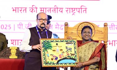 रायपुर : राष्ट्रपति श्रीमती मुर्मु के छत्तीसगढ़ आगमन पर राज्यपाल ने भेंट की भित्ती चित्रकारी की पेंटिंग