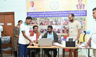 रायपुर : पुनर्वासित युवाओं के साथ उपमुख्यमंत्री ने लगाई चौपाल, खुद बैठकर युवाओं के बनवाये आधारभूत दस्तावेज