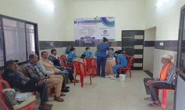 रायपुर : रायपुर से कवर्धा पहुंच कैंसर विशेषज्ञों ने की मरीजों की जांच