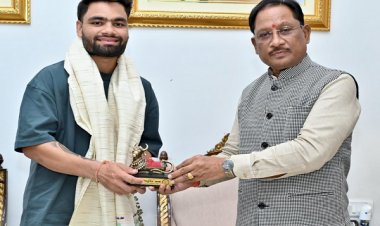 रायपुर : भारतीय क्रिकेट टीम के बल्लेबाज़ रिंकू सिंह ने मुख्यमंत्री से की सौजन्य मुलाकात