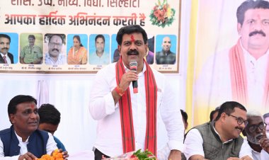 रायपुर : सिलहाटी में उपमुख्यमंत्री श्री शर्मा बने डिजिटल कक्षा के छात्र, शिक्षक ने डिजिटल बोर्ड में पढ़ाया आंख की संरचना