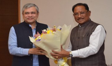 रायपुर : मुख्यमंत्री श्री विष्णुदेव साय ने केंद्रीय रेल मंत्री श्री अश्विनी वैष्णव से की सौजन्य मुलाकात