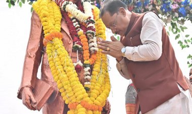 रायपुर : मुख्यमंत्री श्री विष्णुदेव साय ने संविधान दिवस के अवसर पर डॉ. भीमराव अंबेडकर की प्रतिमा पर माल्यार्पण कर किया नमन