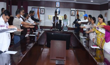 रायपुर : राजभवन सचिवालय के अधिकारियों-कर्मचारियों ने संविधान की प्रस्तावना का किया वाचन