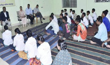 रायपुर : आयुक्त बस्तर श्री डोमन सिंह ने पुनर्वास केन्द्र में बीजापुर के पुनर्वासित सदस्यों से की भेंट