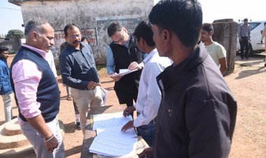 अम्बिकापुर : मैनपाट में मतदाता सूची विशेष गहन पुनरीक्षण का कलेक्टर ने किया निरीक्षण