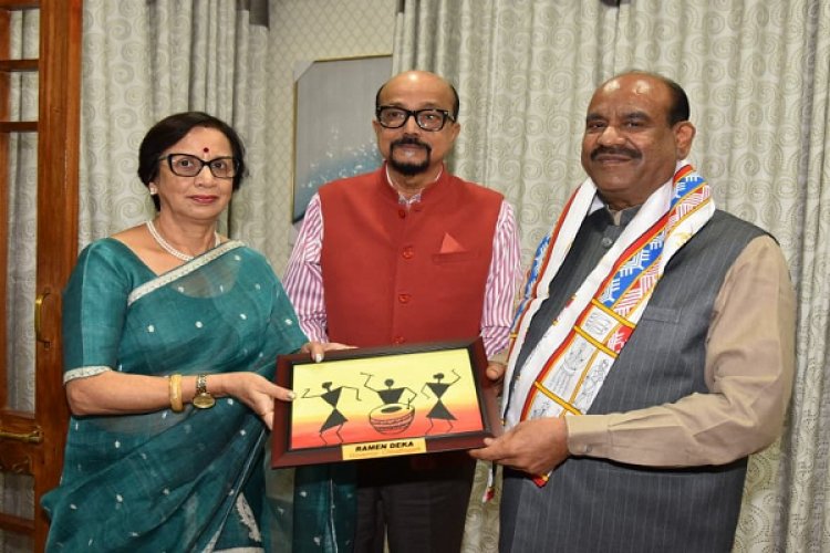 रायपुर : राज्यपाल श्री रमेन डेका ने लोकसभा अध्यक्ष श्री बिड़ला को स्मृति चिन्ह भेंट किया