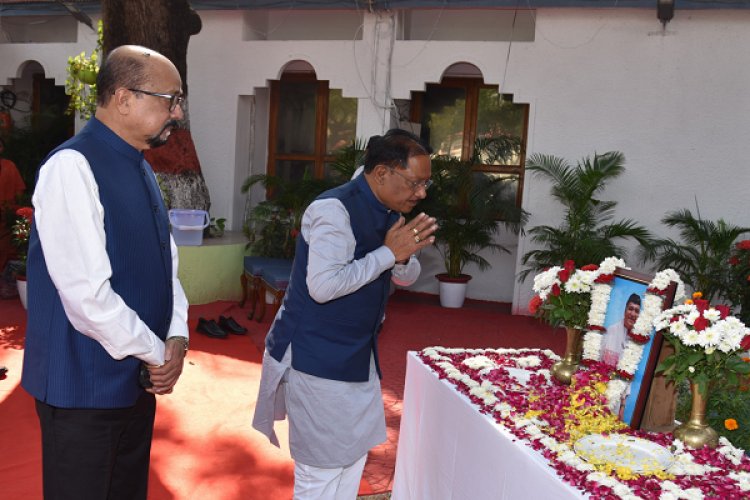 रायपुर : उप राष्ट्रपति, राज्यपाल एवं मुख्यमंत्री ने भारत रत्न डॉ. भूपेन हजारिका की पुण्यतिथि पर उन्हें किया नमन