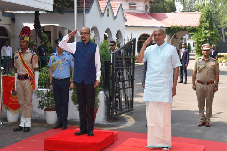 रायपुर : उप राष्ट्रपति को दिया गया गार्ड ऑफ ऑनर